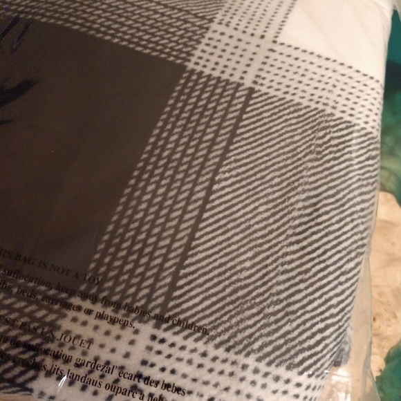 VS black & white plaid fleece blanket throw, NWT - Picture 5 of 7